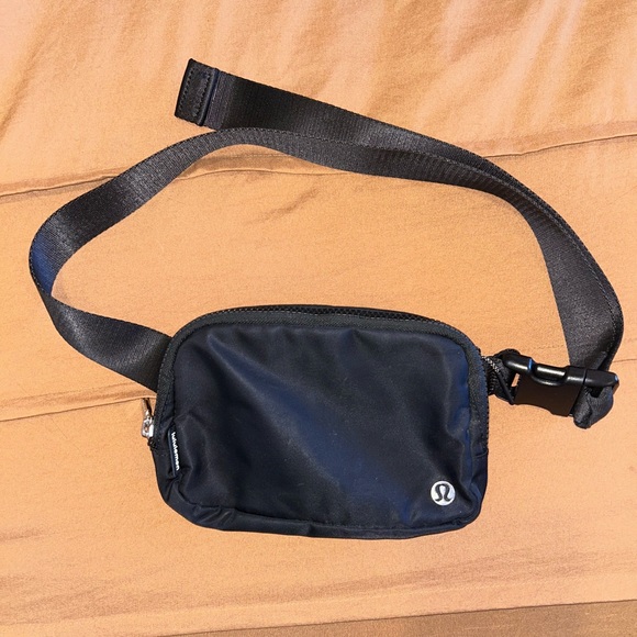 lululemon Athletica Everywhere Black Belt Bag 1L - Picture 2 of 4